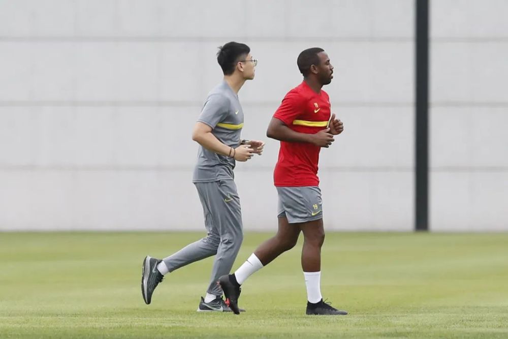 包含广州队训练开放日，集结日复出首秀引欢呼，NBA总决赛在即，年轻球员得到机会的词条